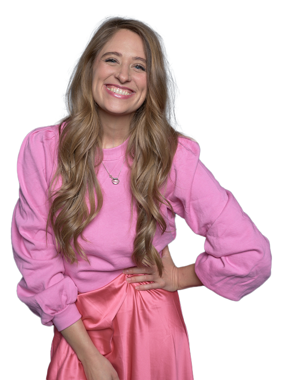 Frau in pinkem Sweater und rosa Rock vor lila Hintergrund – authentisches Portrait für Business Coaching für Frauen.